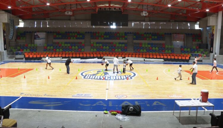 Niños practicando baloncesto en la cancha de la Arena La Paz