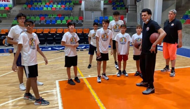 Niños y jóvenes practicando baloncesto en la Arena La Paz