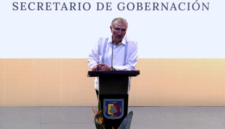Adán Augusto López llegó a Baja California Sur para tener una reunión con el magisterio