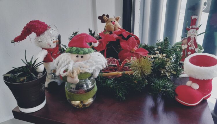 Adornos navideños sobre una mesa