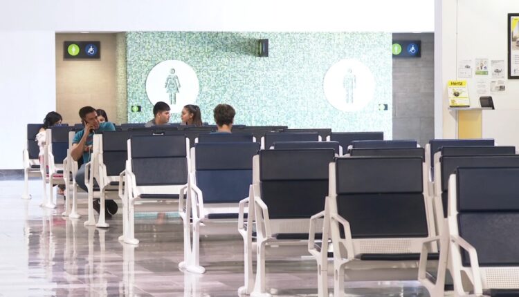 Sala de espera del Aeropuerto Internacional de La Paz