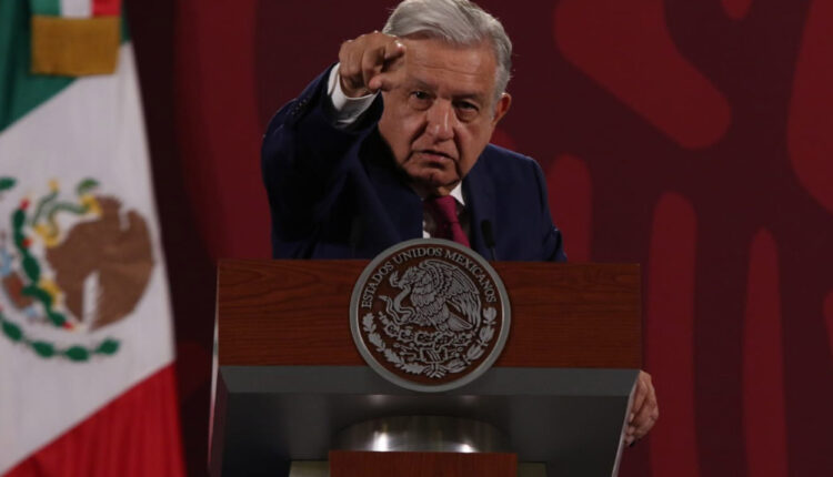 amlo apuntando con el dedo durante mañanera