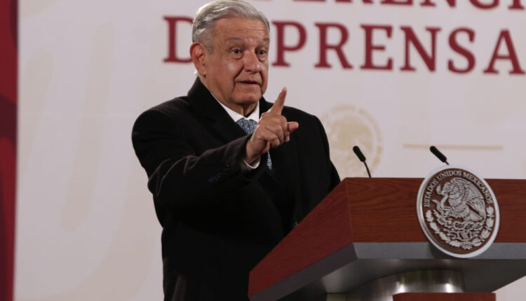 AMLO apuntando con el dedo durante la conferencia de prensa matutina