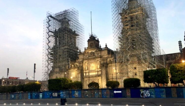 La Catedral Metropolitana cubierta de vallas metálicas