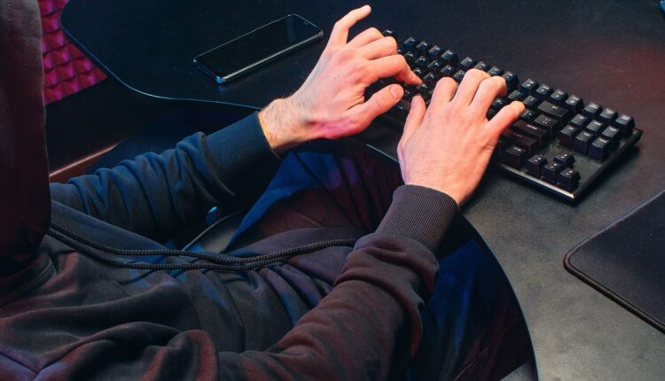 Delincuente cibernético frente a computadora