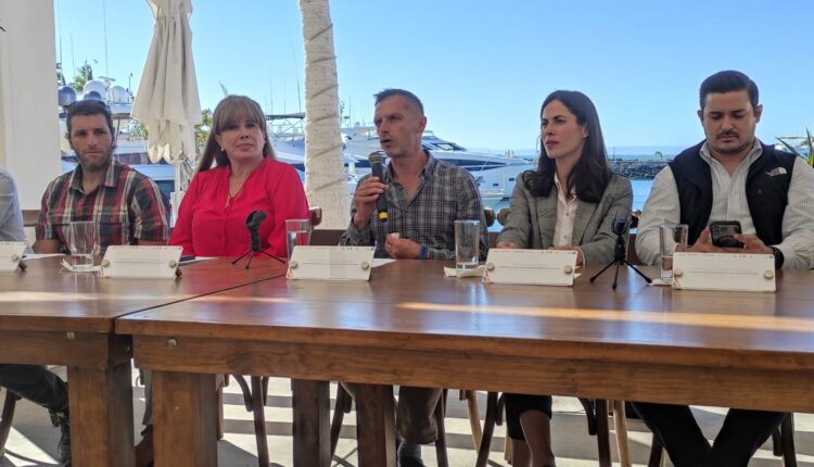 Personas hablando en una conferencia de prensa de la carrera "Mar a Mar"