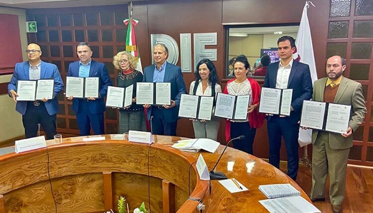 Integrantes de la Secretaría de Salud y el SEDIF en la firma del convenio