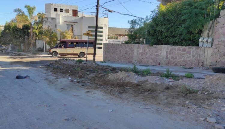 Calle en mal estado y con lodo seco