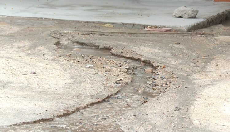 Fuga de agua potable sobre la calle Manuel M. Diéguez
