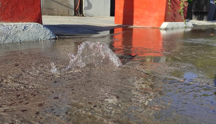 fuga de agua brotando en calle Nicolás Bravo