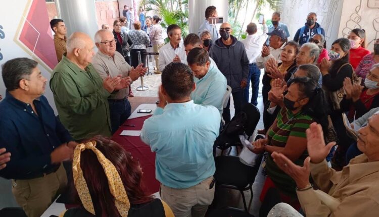 Víctor Castro Cosío atendiendo a ciudadanos de Baja California Sur