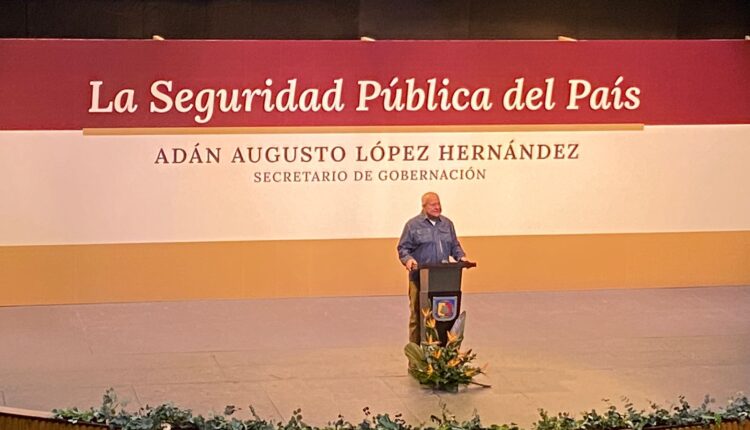 El gobernador de Baja California Sur, Víctor Castro Cosío, externando su apoyo a Adán Augusto López
