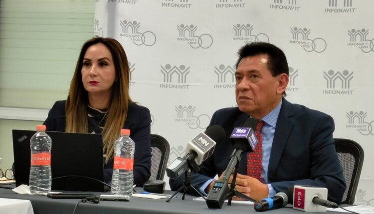 José Alfredo Ceseña hablando durante una conferencia de prensa sobre los beneficios del Infonavit