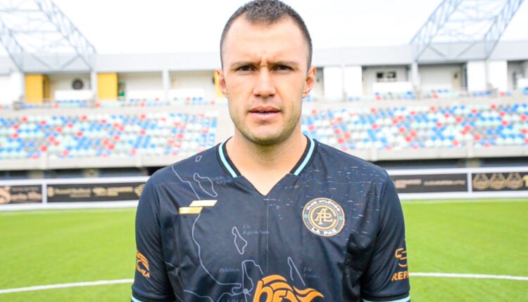 Kristian Álvarez en el estadio Guaycura portando el uniforme del Atlético La Paz