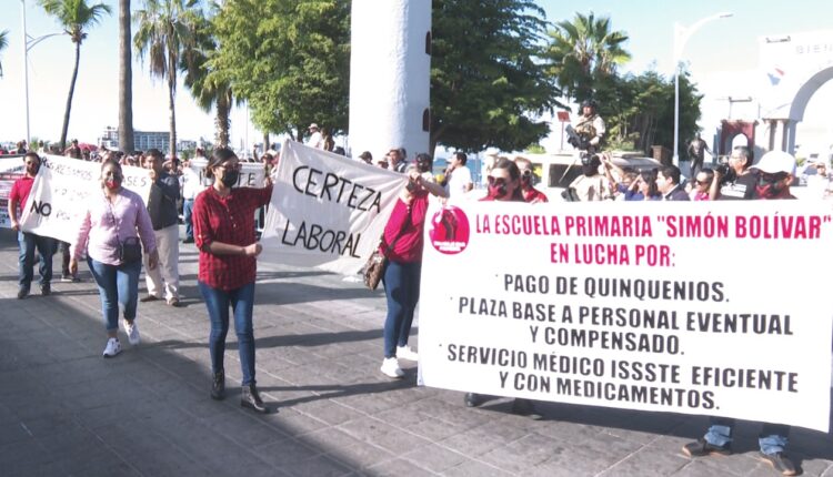 maestros con lonas y letreros manifestandose en desfile 20 noviembre