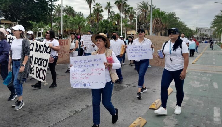 maestros marchando por inconformidades