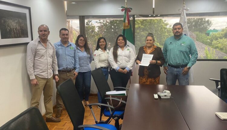 Docentes de telebachillerato en BCS en la firma de contrato
