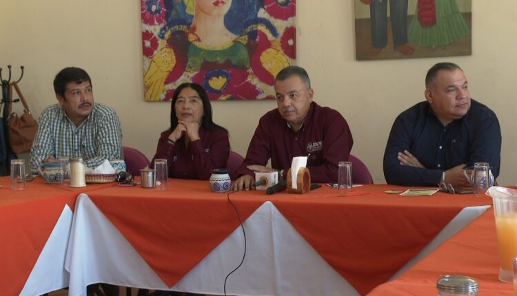personal de la escuela normal superior en rueda de prensa
