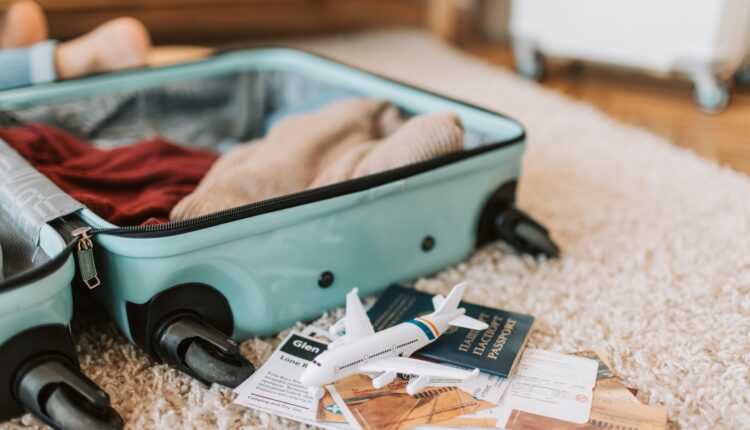 Maleta con ropa simbolizando viaje