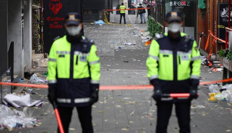 Policías resguardan área de la tragedia en Itaewon