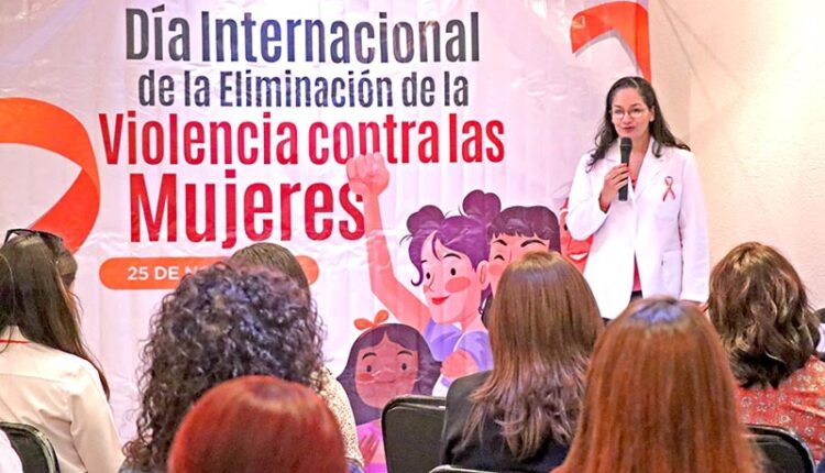 Mujer dando una charla sobre la prevención de la violencia de género