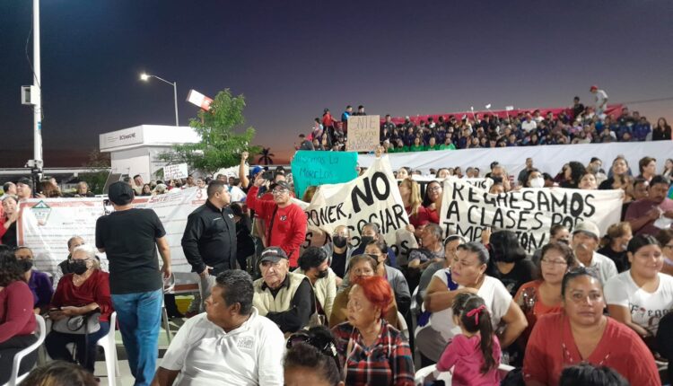 Los trabajadores de la educación arribaron al primer informe de gobierno de Milena Quiroga para protestar por su situación