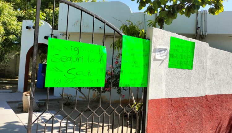 Maestros se manifiestan en las oficinas de Telebachillerato Comunitario de BCS