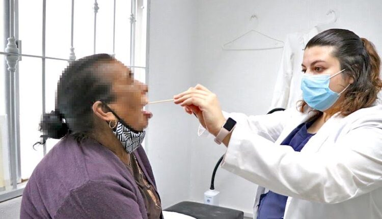Doctora realizando una prueba Covid a una paciente dentro de un consultorio