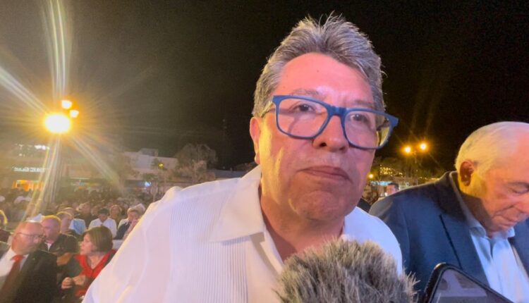 Ricardo Monreal durante el primer informe de gobierno del alcalde de Los Cabos, Oscar Leggs Castro
