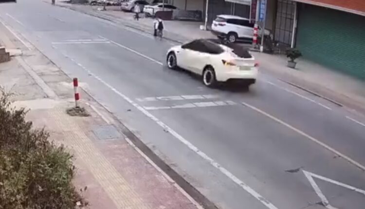 Tesla captado en video durante su carrera sin control por calles de China