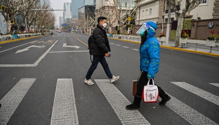 Asiaticos caminando en la calle casi desierta