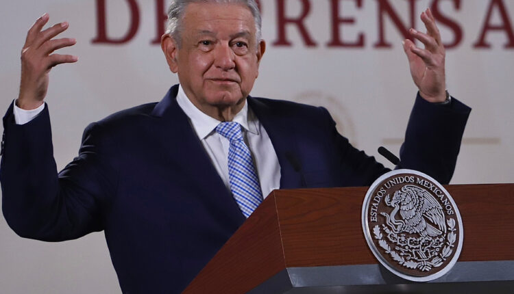 AMLO en rueda de prensa con los brazos abiertos
