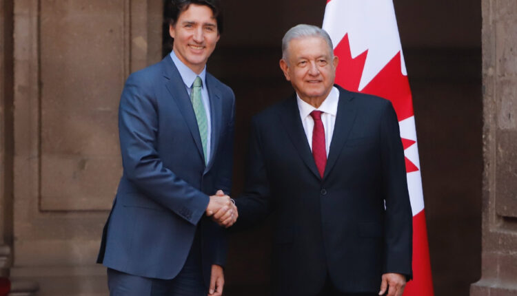 AMLO y Trudeau posando con apretón de manos