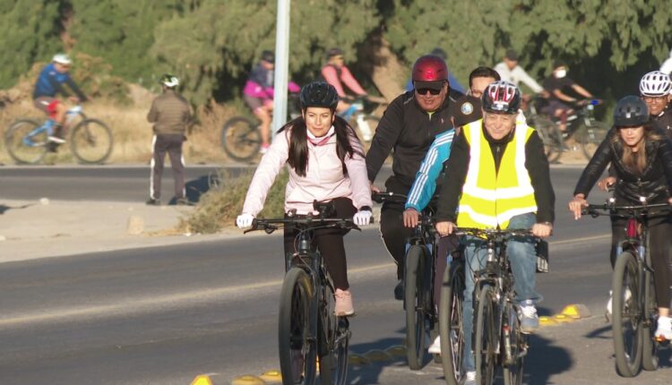 Alcaldesa de La Paz, Milena Quiroga recorre la ciclovía junto a demás servidores públicos en bicicletas como parte de la inauguración de los "Biciviernes".