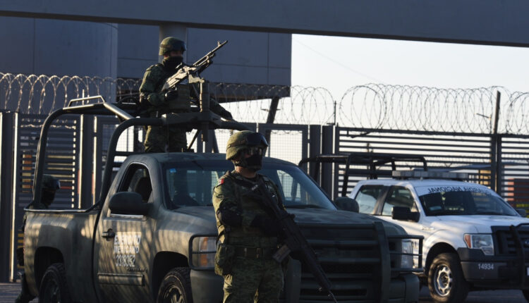 Aspectos del operativo de seguridad afuera del penal del Altiplano ante la llegada de Ovidio Guzmán tras su detención.
