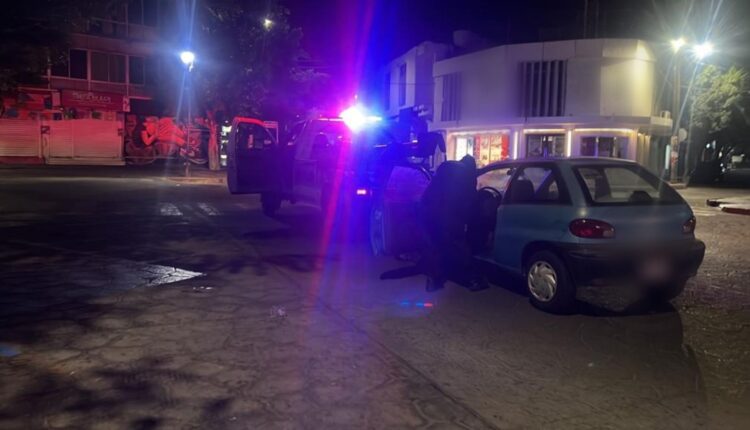 Automóvil que chocó contra motociclista en el Centro Histórico de La Paz.
