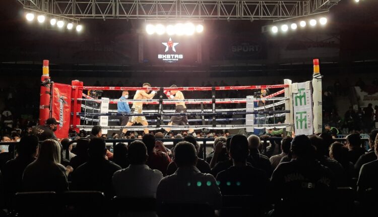 Boxeadores peleando durante Guerra en La Paz IV en la Arena La Paz.