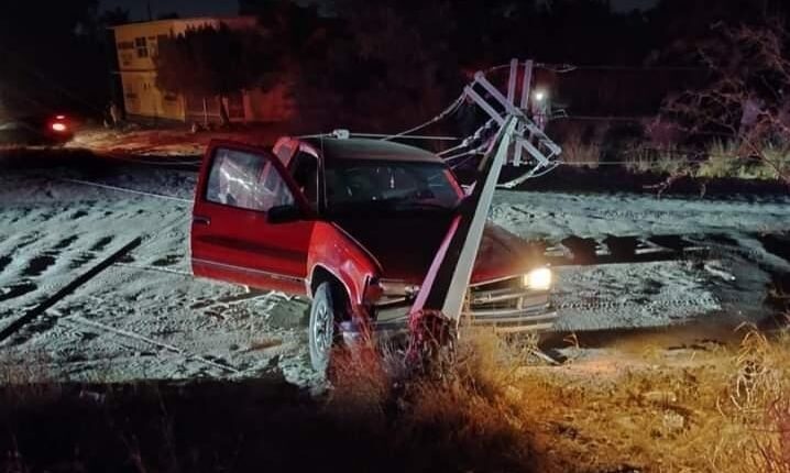 Camioneta choca contra un poste en libramiento Santiago Oceguera de La Paz.