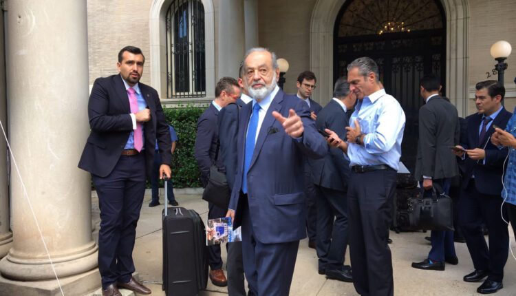 Carlos Slim saliendo de un foro en Washington.