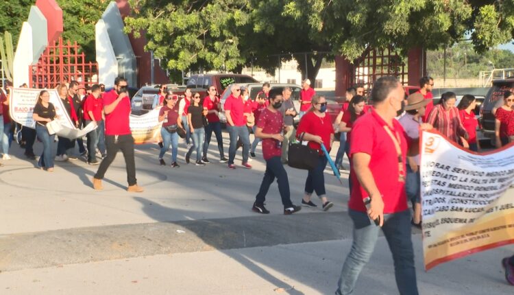 Docentes del SNTE manifestandose en Los Cabos