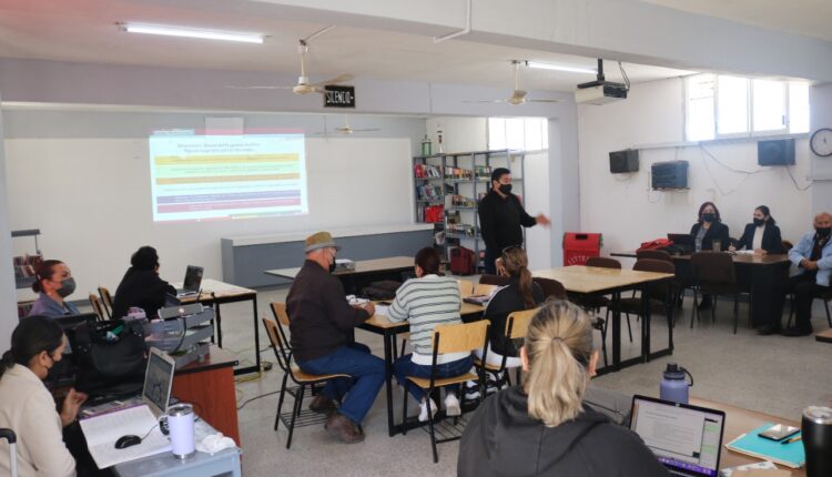 Docentes recibiendo talleres intensivos de formación continua