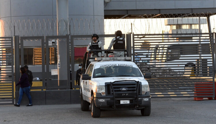Operativo de seguridad afuera del penal del Altiplano ante la llegada de Ovidio Guzmán tras su detención.