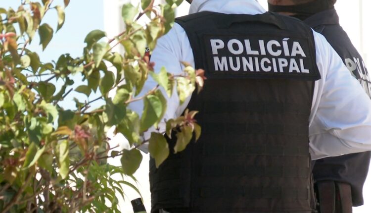 Elementos de la Policía Municipal portando chalecos