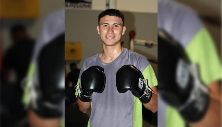 Emiliano Reducindo Aguayo con guantes de box