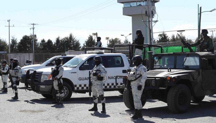Fuerte dispositivo de seguridad a las afueras y al rededor del penal de máxima seguridad del Altiplano en Almoloya de Juárez donde se encuentra Ovidio Guzmán.