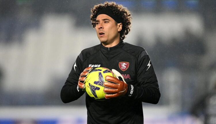 Guillermo Ochoa sosteniendo el balón en el calentamiento del Salernitana