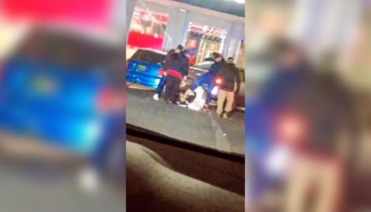 Hombres pateando a sujeto en el malecón de La Paz.