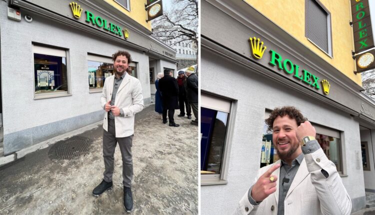 Luisito Comunica posando frente a una tienda Rolex con un reloj Casio.