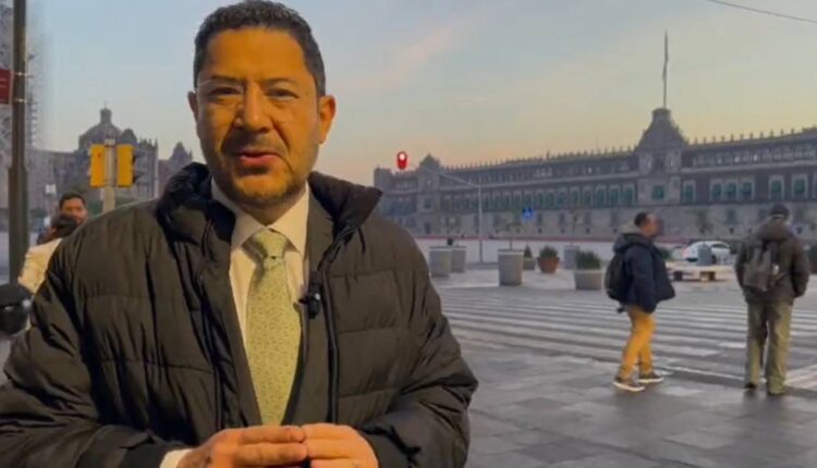 Martí Batres con la explanda del zocalo de fondo