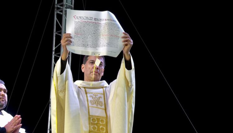 Miguel Ángel Espinoza Garza mostrando la Bula Apostólica